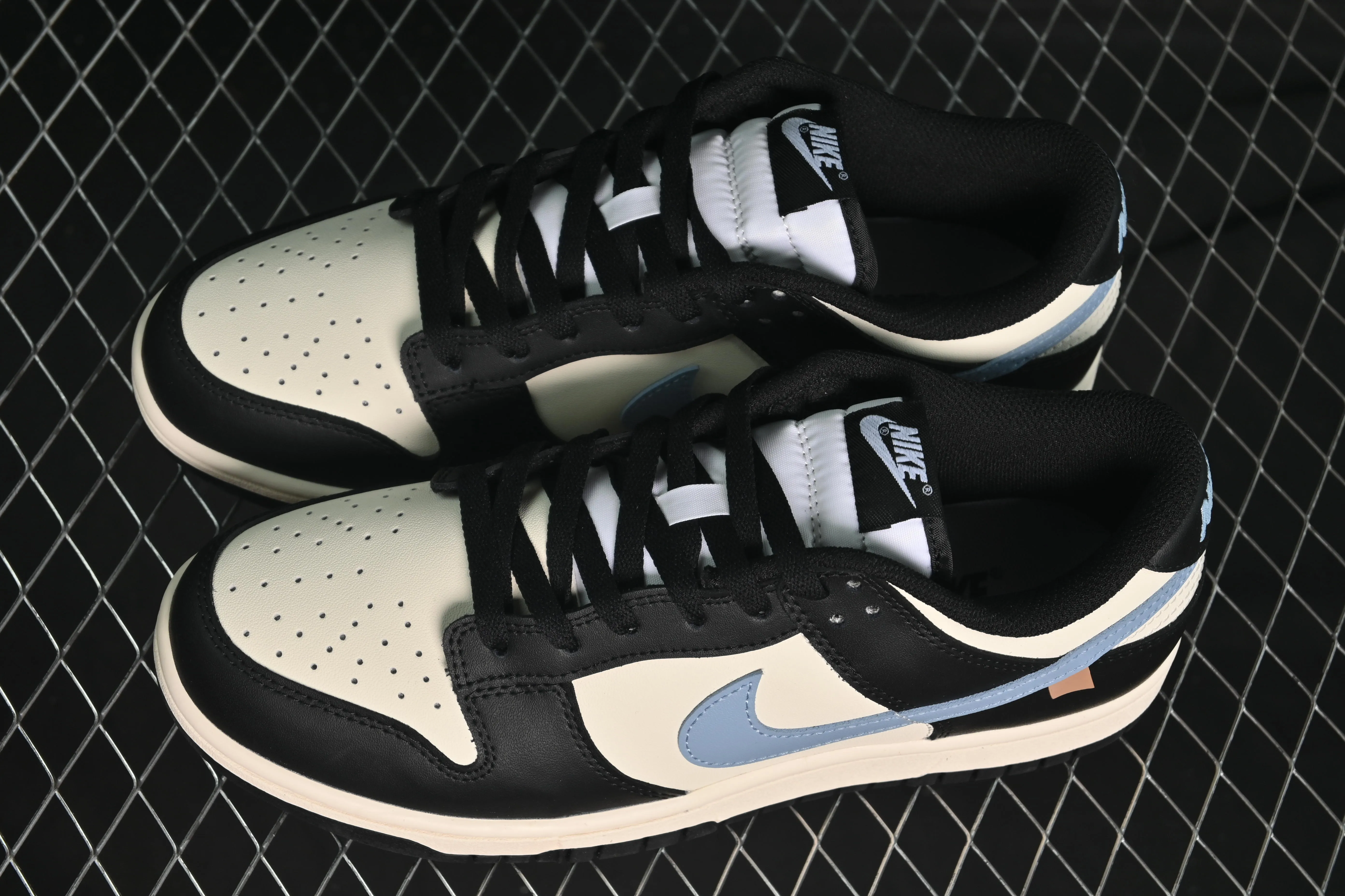 All Categories Nk SB Dunk Series Nk SB Dunk Low Low-top sneakers Nike SB Dunk Low White, black and blue color Low-top casual sneakers DD1391-100